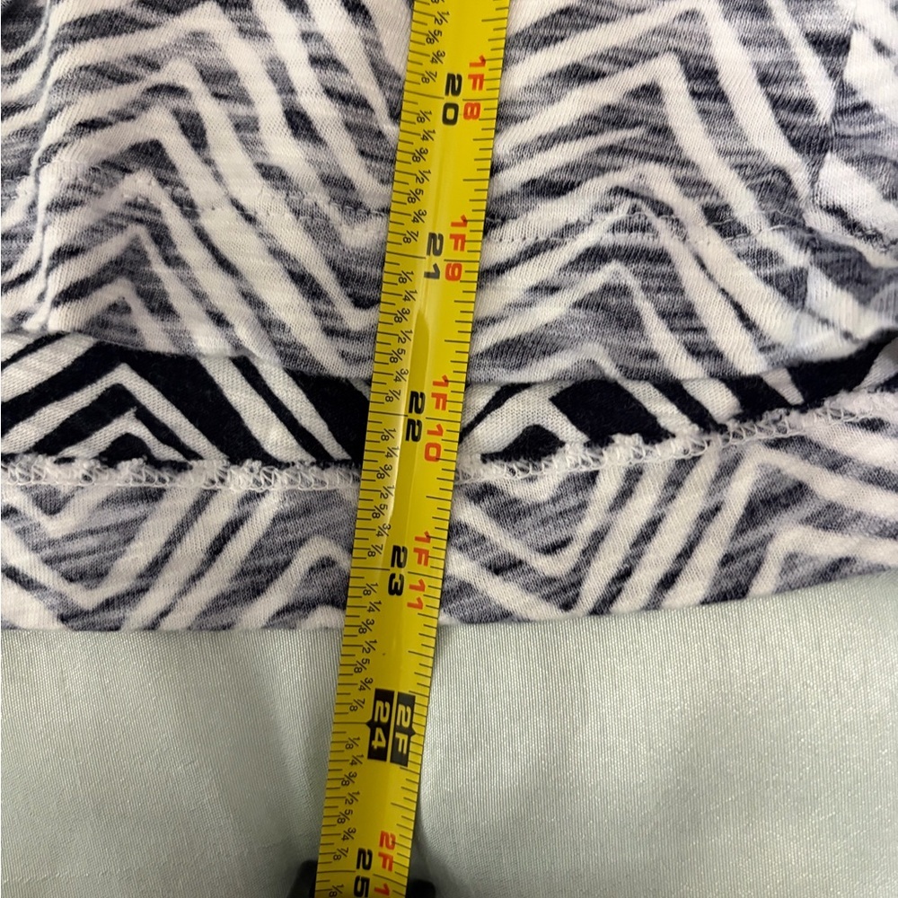 Chico's Monochrome Zigzag Women's Blouse - Picture 6 of 6